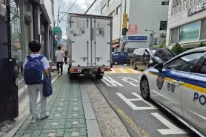 thumbnail - “경찰관도 밀쳐” 차량 훔쳐 무면허 운전한 10대, 순찰차도 ‘쾅’…구속