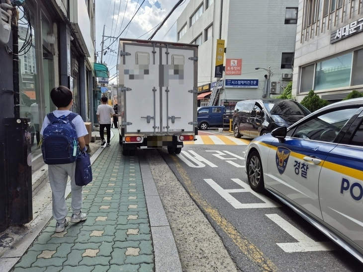 초등학교 앞 경찰차. 서울신문 자료사진
