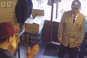 thumbnail - “몇 년 만에 제복 꺼냈다”…국밥 한 그릇에 웃은 참전용사