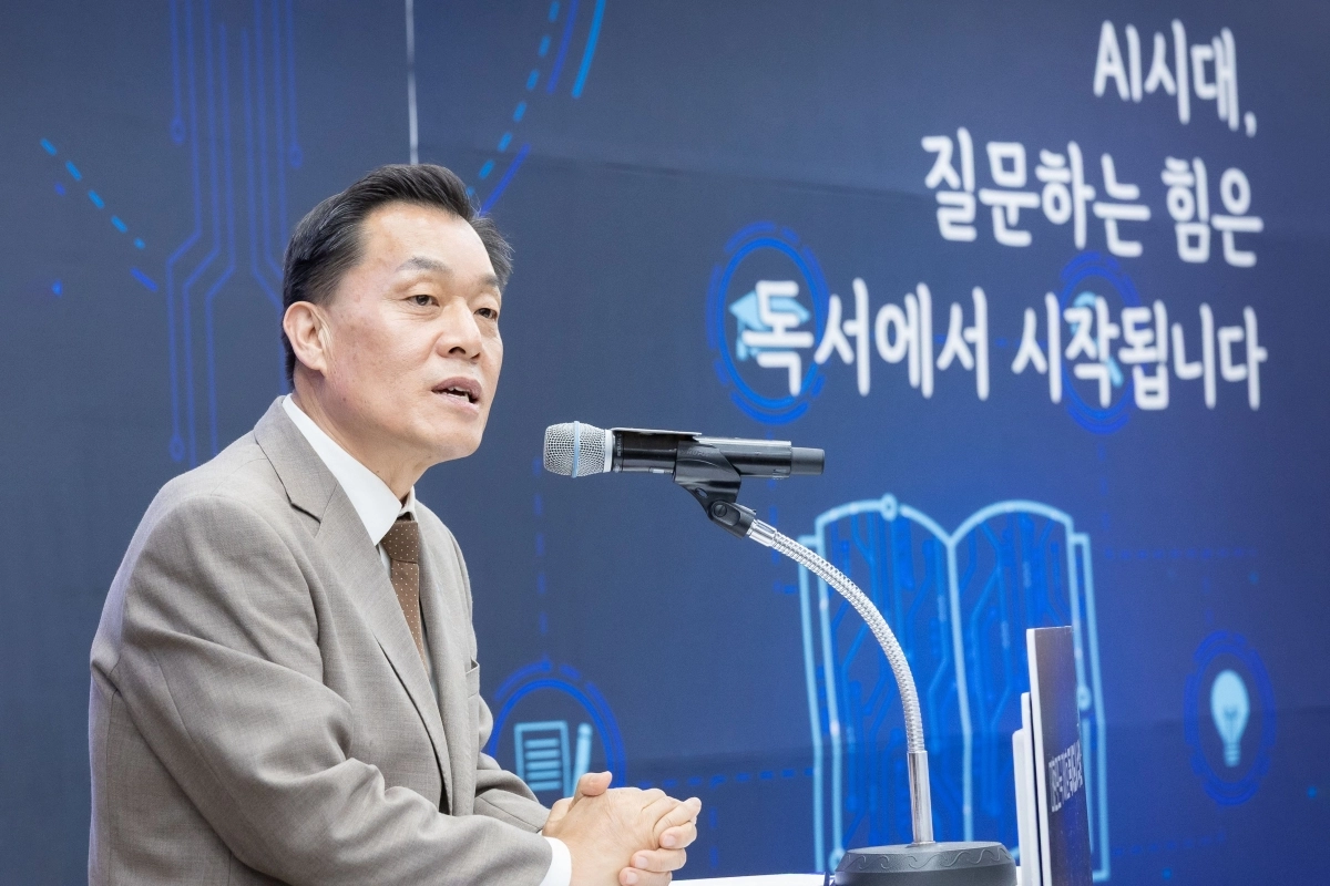 30일 이재준 수원시장이 ‘독서도시 수원 선포식’에서 기념사를 하고 있다. (수원시 제공)