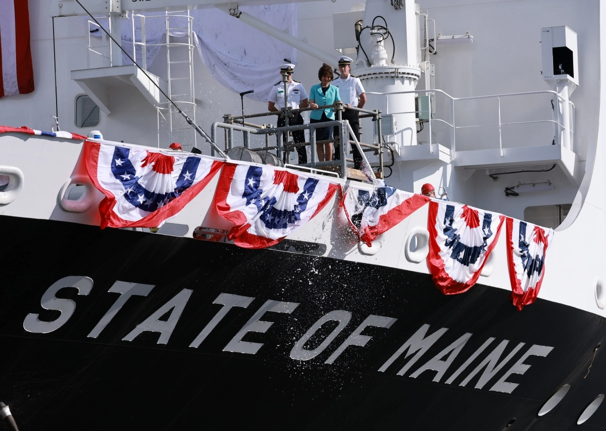 일레인 차오 전 미국 노동부 장관이 26일(현지시간) 미국 필라델피아의 한화 필리조선소에서 열린 ‘스테이트 오브 메인’호 명명식에서 샴페인을 깨트리고 있다.  <저작권자(c) 연합뉴스, 무단 전재-재배포, AI 학습 및 활용 금지>