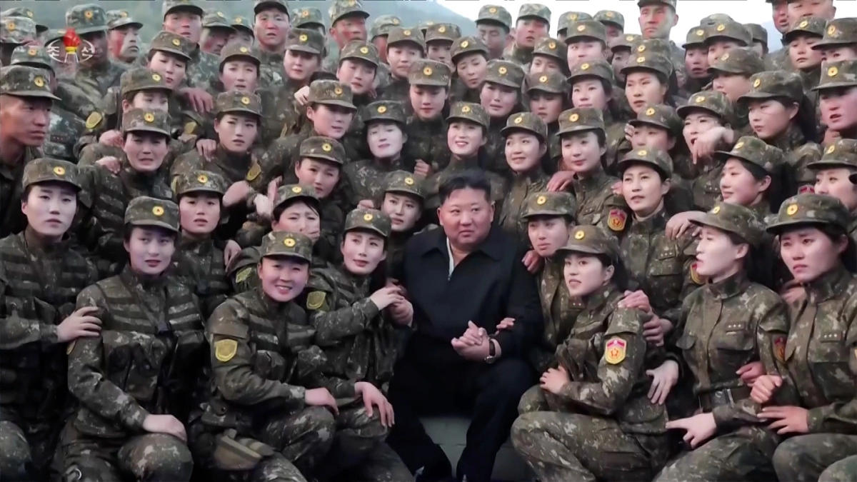 김정은, 여성 특전대원들과 기념촬영