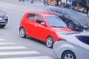 thumbnail - “왜 끼어들어”…고유가 속 주유소 새치기 시비, 흉기까지 꺼냈다