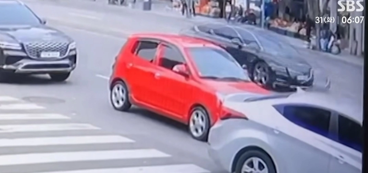 회색 차량이 주유소 대기 줄에 끼어들자, 뒤에 있던 빨간 차량 운전자인 30대 남성이 흉기를 꺼내 위협한 사건이 발생했다. 사진은 당시 상황. SBS 방송화면 캡처