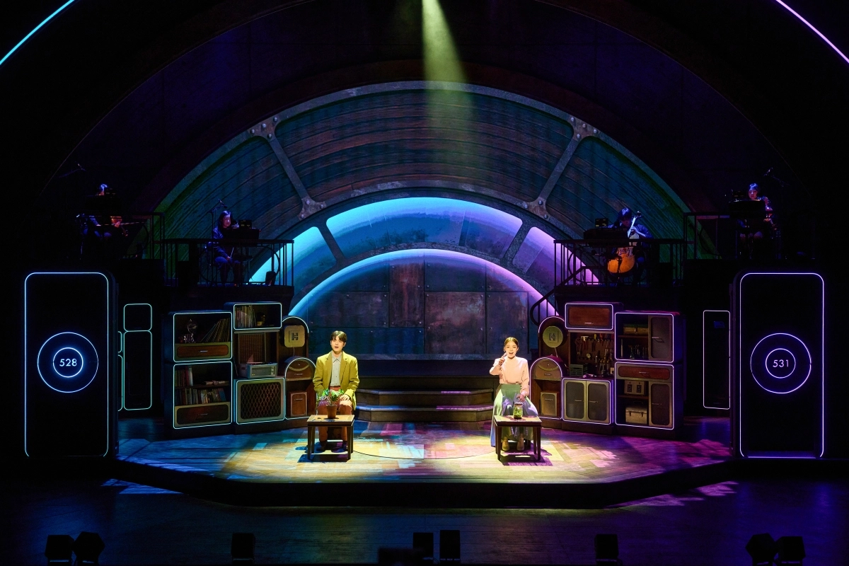 창작 뮤지컬 <어쩌면 해피엔딩> 공연의 한 장면(경기아트센터 제공)