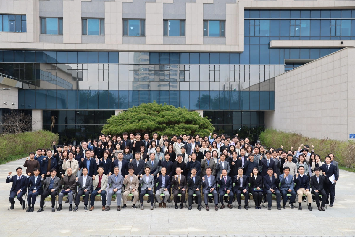한국농촌경제연구원 임직원들이 30일 전남 나주 본원에서 열린 개원 48주년 기념식에서 기념 촬영을 하고 있다.(사진=한국농촌경제연구원)