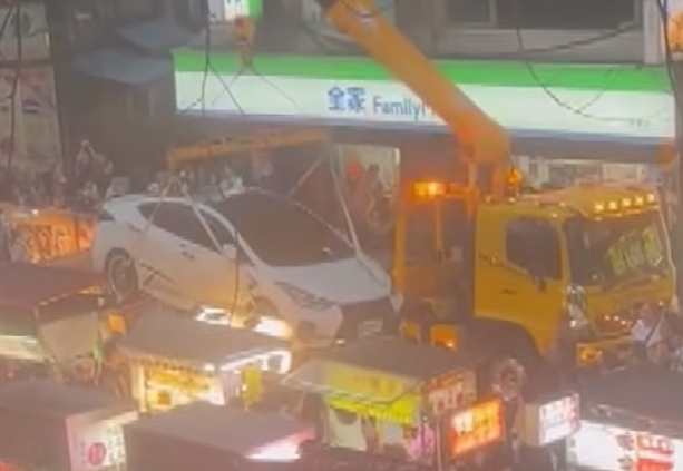 지난 29일 대만 타이베이의 관광 명소인 닝샤야시장에서 경찰이 야시장 한복판에 불법주차한 승용차를 크레인을 동원해 견인했다. 자료 : 스레드
