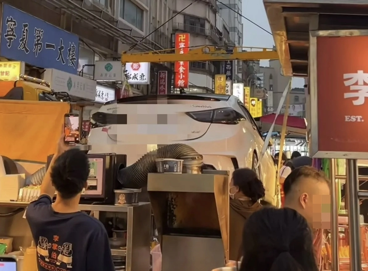 지난 29일 대만 타이베이의 관광 명소인 닝샤야시장에서 경찰이 야시장 한복판에 불법주차한 승용차를 크레인을 동원해 견인했다. 자료 : 스레드