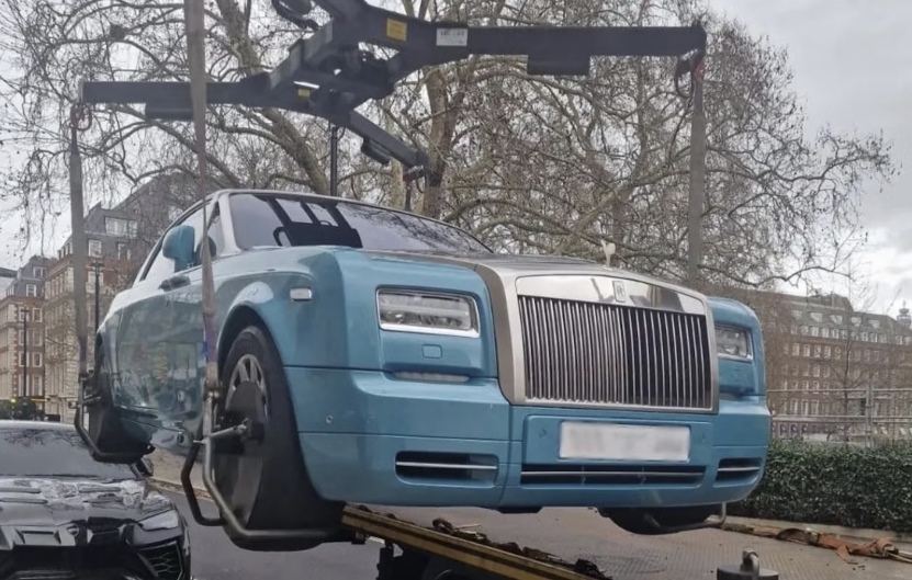 영국 런던의 부촌인 메이페어 일대에 불법주차를 한 슈퍼카가 크레인에 견인되는 모습. 자료 : 영국 런던 시티 오브 웨스트민스터 의회