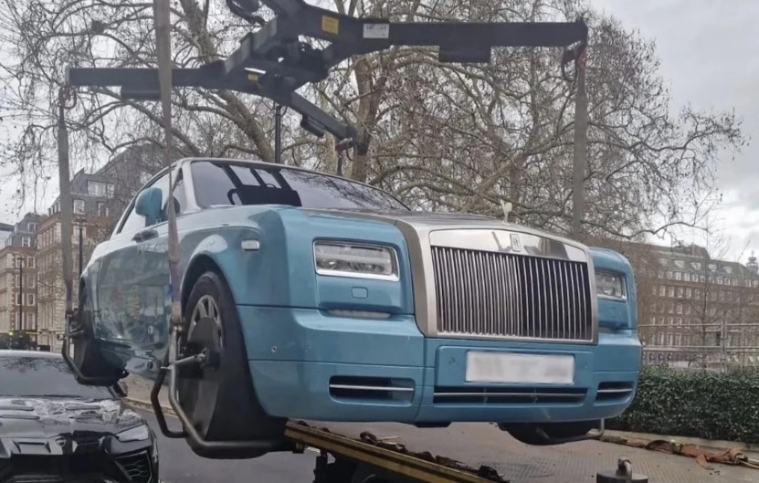 영국 런던의 부촌인 메이페어 일대에 불법주차를 한 슈퍼카가 크레인에 견인되는 모습. 자료 : 영국 런던 시티 오브 웨스트민스터 의회