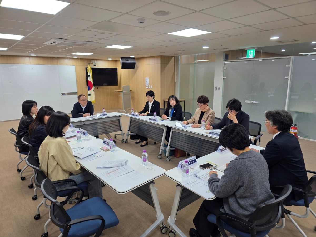 박재용 의원은 30일 경기도의회 중회의실에서 ‘경기도 통합돌봄 간호조무사 역할 정립을 위한 유관기관 정담회’를 개최하고, 통합돌봄 시행에 따른 현장 인력 활용 방안과 제도 개선 방향을 논의하고 있다.(사진=경기도의회)
