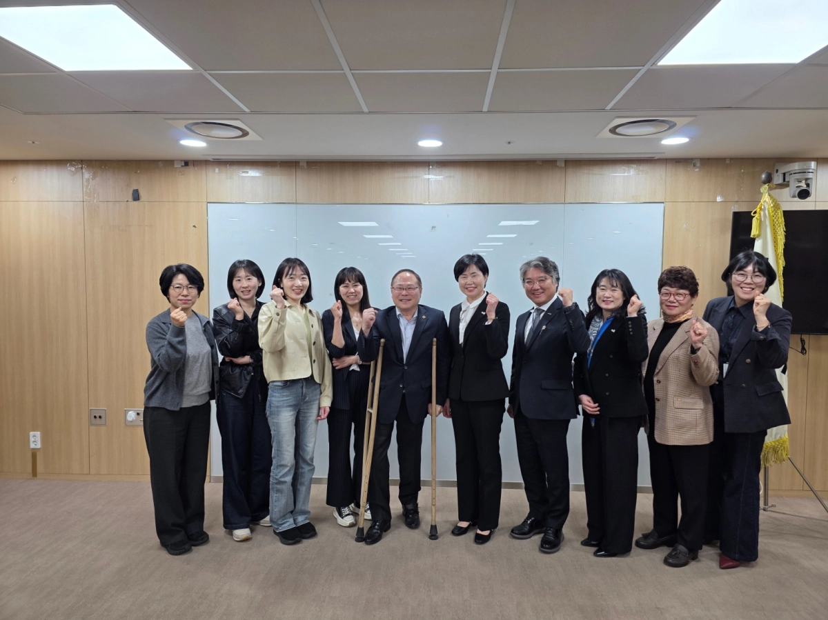 박재용 의원과 경기도청 복지정책과·보건의료정책과 관계자, 경기복지재단, 경기도사회서비스원, 경기도간호조무사회 관계자 등 정담회 참석자들이 기념촬영을 하고 있다.(사진=경기도의회)