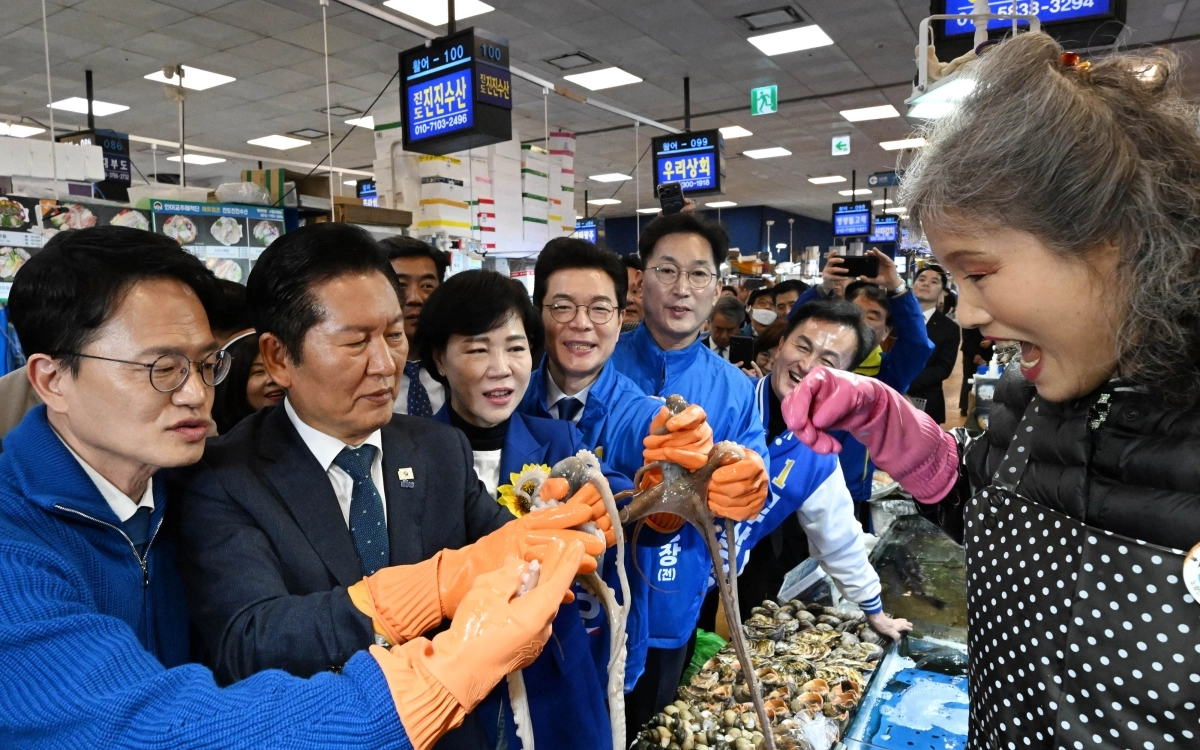 더불어민주당, 노량진수산시장 현장 방문