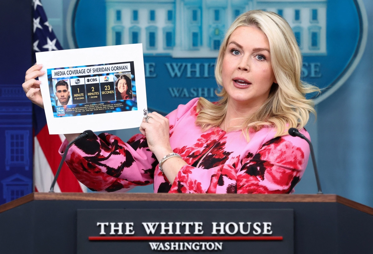 캐롤라인 레빗 미국 백악관 대변인이 30일(현지시간) 기자회견을 진행하면서 불법 체류자 범죄 보도에 대한 자료를 들어보이고 있다. 워싱턴DC 로이터 연합뉴스