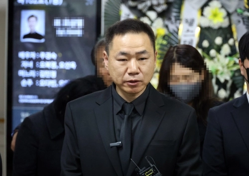 안전공업 화재 참사 희생자의 마지막 발인이 끝난 30일 송영록 유가족 대표 등 희생자 유가족들이 언론 인터뷰를 진행하고 있다.  연합뉴스