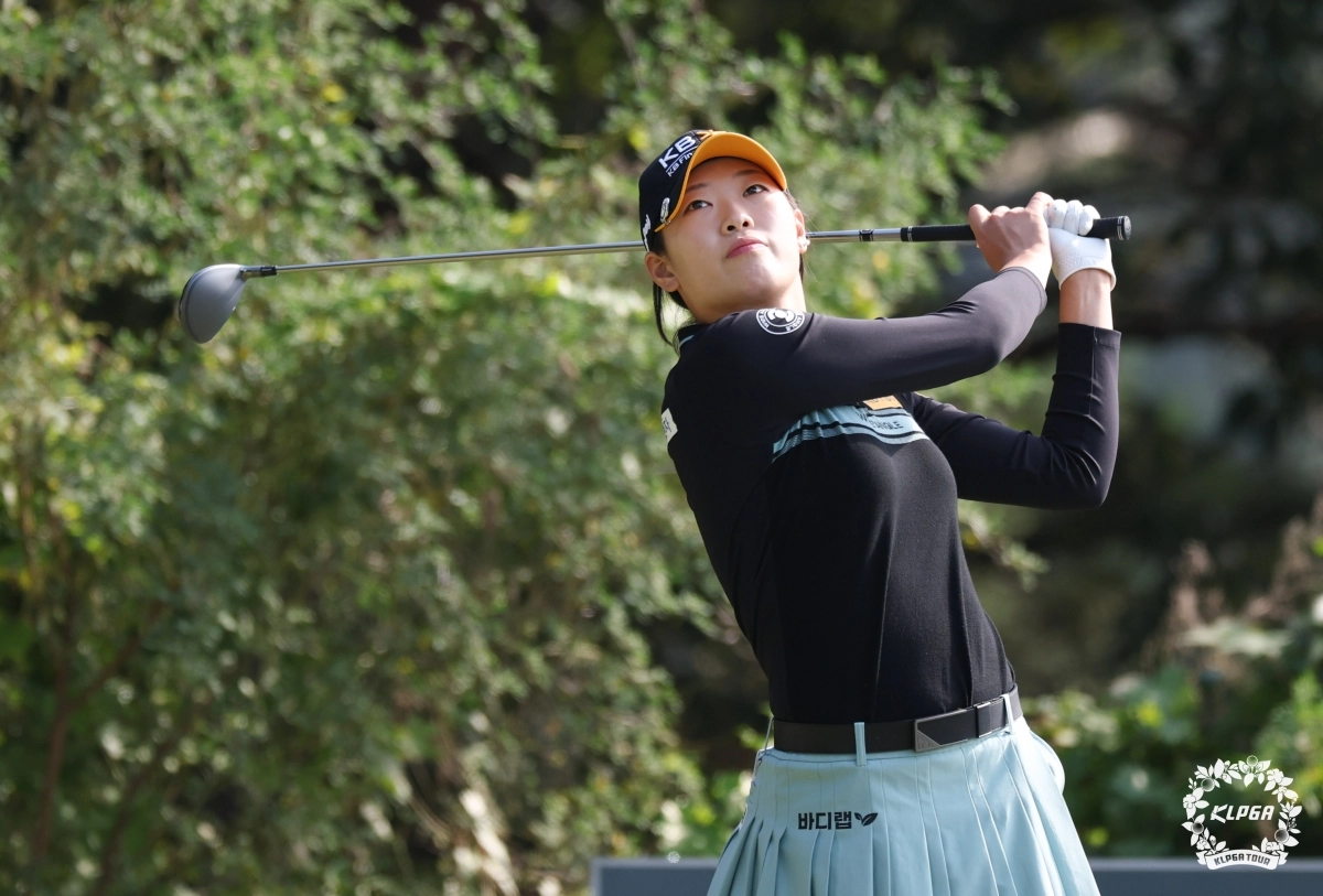 티샷을 날린 뒤 공의 방향을 쫓는 방신실. 방신실은 3월 태국 리쥬란 챔피언십을 건너뛰고 국내 개막전을 기다렸다. 그는 작년 4월 한달 동안 4차례 대회에서 우승, 준우승을 포함해 4번 모두 톱10에 들었다. KLPGA 제공.