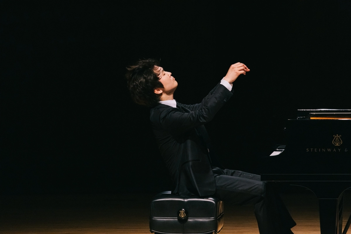 피아니스트 조성진이 지난 30일 경남 통영국제음악당에서 열린 독주회에서 연주하고 있다. 조성진은 이날 바흐, 쇤베르크, 슈만, 쇼팽의 작품을 연이어 선보이며 언어로 표현할 수 없는 봄의 충만함을 음악으로 전했다. ⓒSungchan Kim·통영국제음악재단 제공