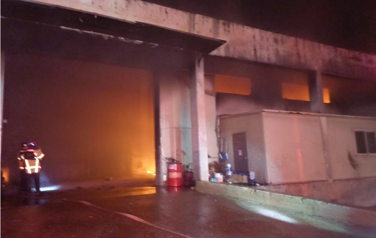 경북 포항시 북구 한 폐기물재활용시설에서 31일 발생한 화재. 경북소방본부 제공