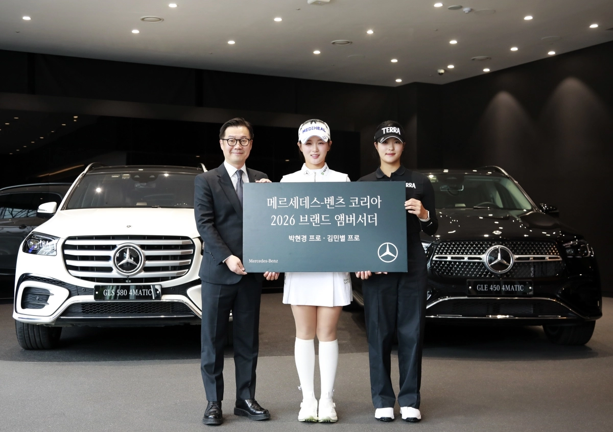 메르세데스-벤츠 코리아 이상국 부사장(왼쪽)과 박현경, 김민별. 메르세데스-벤츠 코리아 제공.
