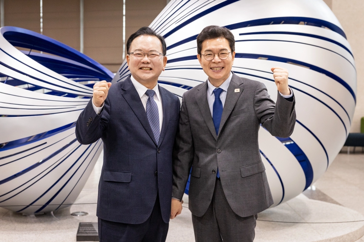 더불어민주당 정원오(오른쪽) 서울시장 예비후보와 김부겸 전 국무총리가 지난 30일 국회 소통관 로비에서 만나 파이팅을 외치고 있다. 연합뉴스