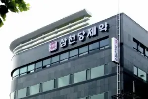 주주들은 ‘황천당’ 아우성인데…회장님은 ‘10대 부자’ 등극