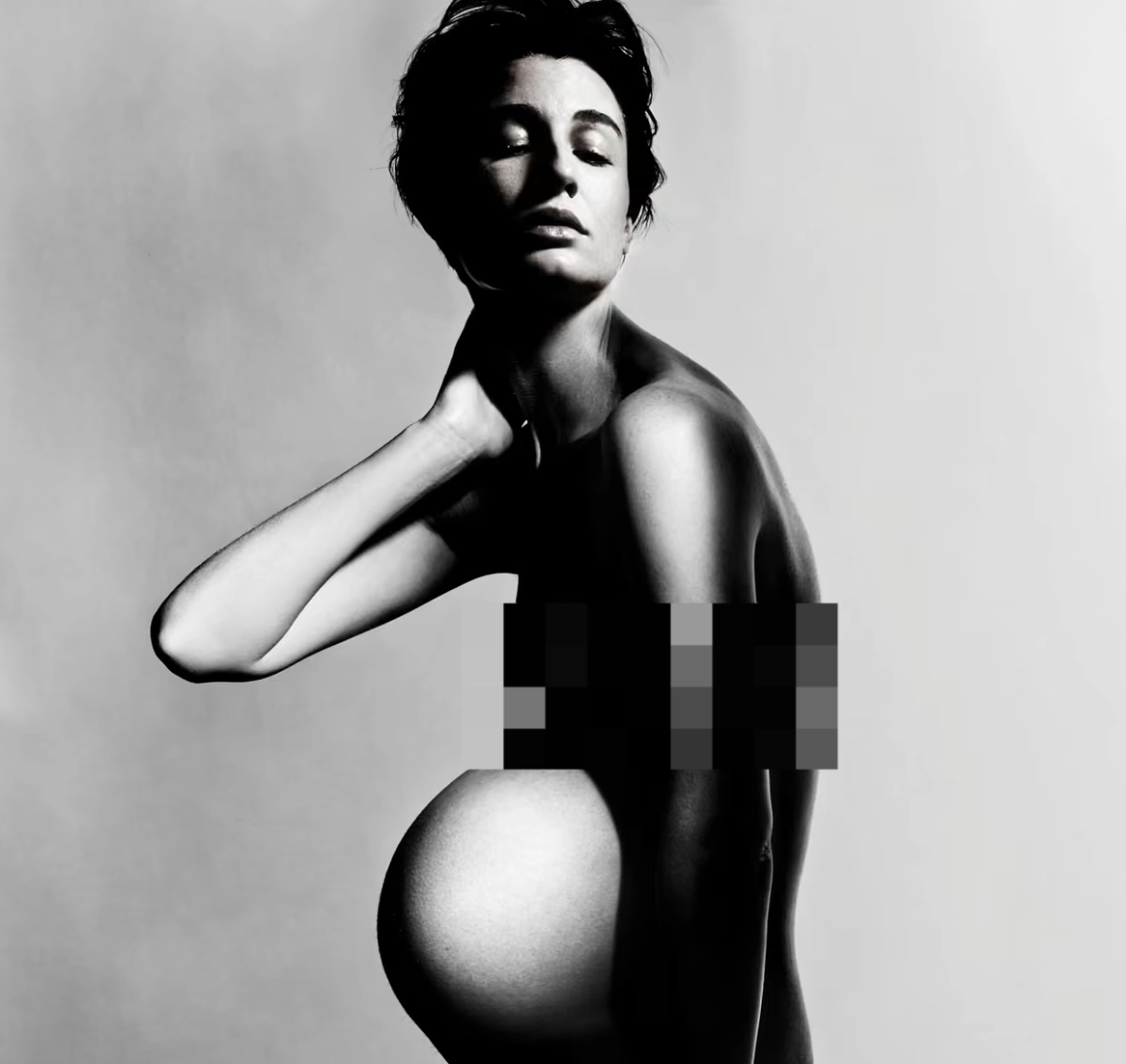 영국 모델 에린 오코너가 지난 15일(현지시간) 자신의 인스타그램 계정에 올렸다가 ‘가이드라인 위반’을 이유로 삭제된 자신의 나체 만삭 사진(사진 일부 모자이크 처리함). 오코너 인스타그램 캡처