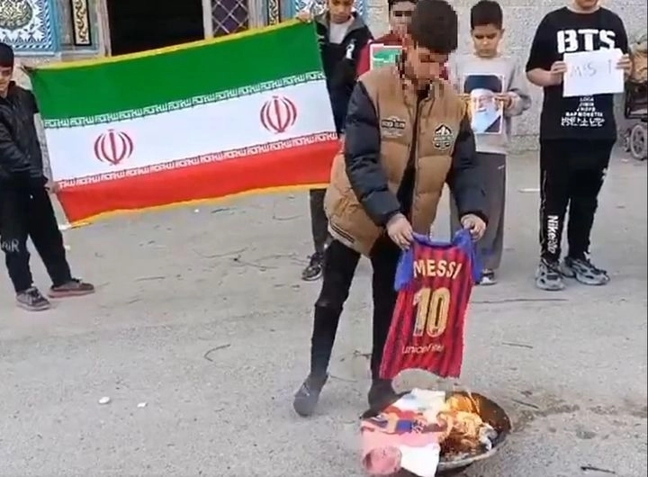 지난 5일 백악관에서 열린 MLS컵 우승 행사에서 축구선수 리오넬 메시(인터 마이애미)가 도널드 트럼프 미국 대통령과 대면한 후, 메시가 트럼프 대통령에게 동조했다면서 유니폼을 불태우는 이란인들이 늘어나고 있다. ‘Troll Football’ X 계정 캡처