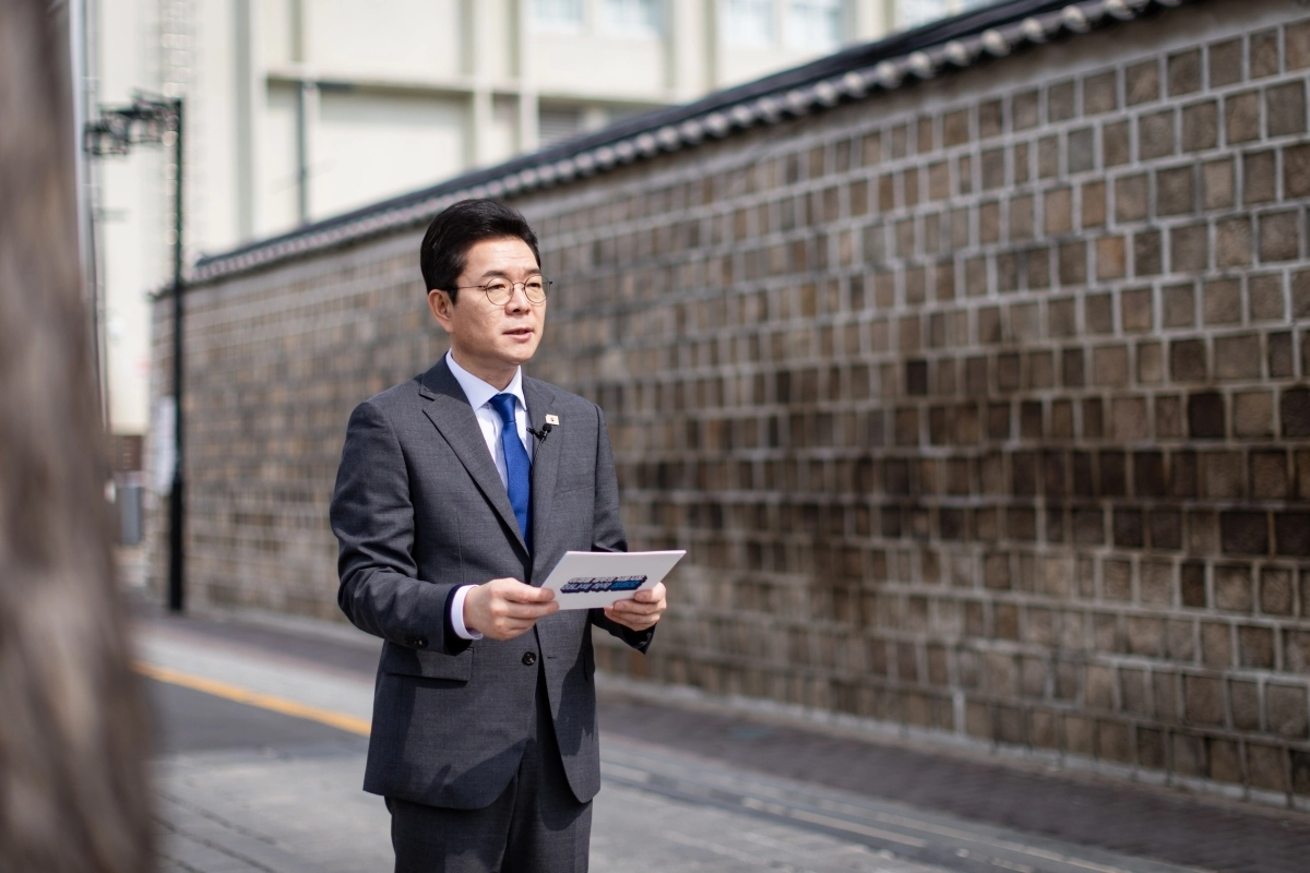 정원오 더불어민주당 서울시장 예비후보가 지난 29일 서울 종로구 북촌 감로당길 입구에서 여성정책 공약을 발표하고 있다. 정원오 캠프 제공