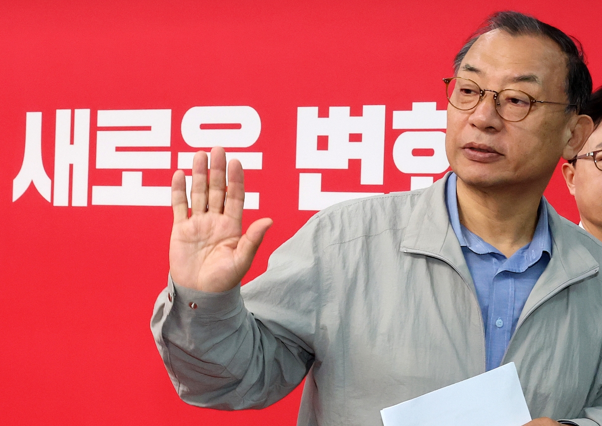 이정현 국민의힘 공천관리위원장이 31일 서울 영등포구 여의도 중앙당사에서 50만 이상 도시 경선 결과 발표를 마친 뒤 유승민 전 의원의 불출마 의사를 존중한다며 추가 질의를 받지 않고 회견장을 나서고 있다. 2026.3.31 연합뉴스