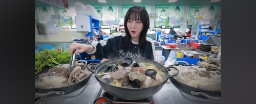 부안의 대표 먹거리 체험하는 쯔양. 부안군 제공