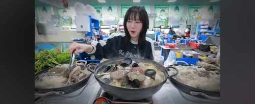 부안의 대표 먹거리 체험하는 쯔양. 부안군 제공