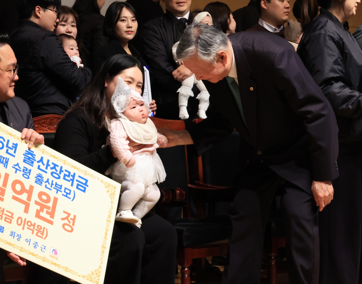 출산 직원 가족과 인사하는 이중근 부영그룹 회장