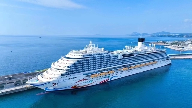 제주관광공사는 크루즈 자동출입국 심사대 도입으로 절차가 간소화되면서 관광 시간이 늘고 만족도도 상승한 것으로 보고 있다. 사진은 강정항에 정박해 있는 아도라매직시티호의 모습. 제주도 제공