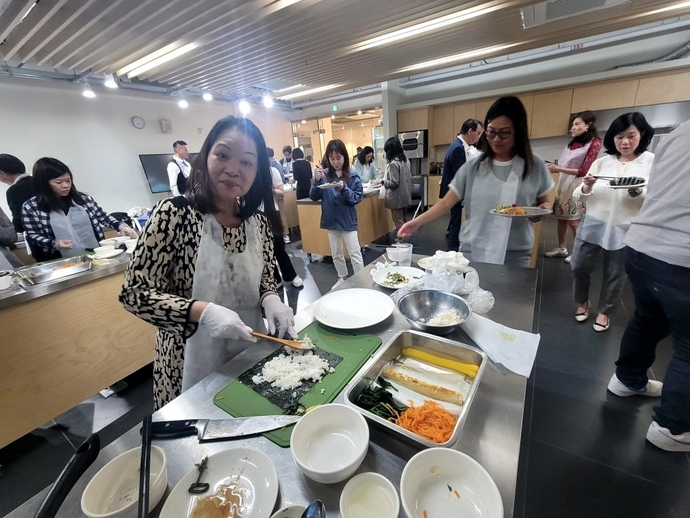 제주도와 제주관광공사가 지난해 5월 홍콩 초·중·고교 교장·교감단을 제주로 초청해 수학여행단 유치를 위한 팸투어를 진행하고 있다. 사진은 김밥만들기 체험. 제주관광공사 제공