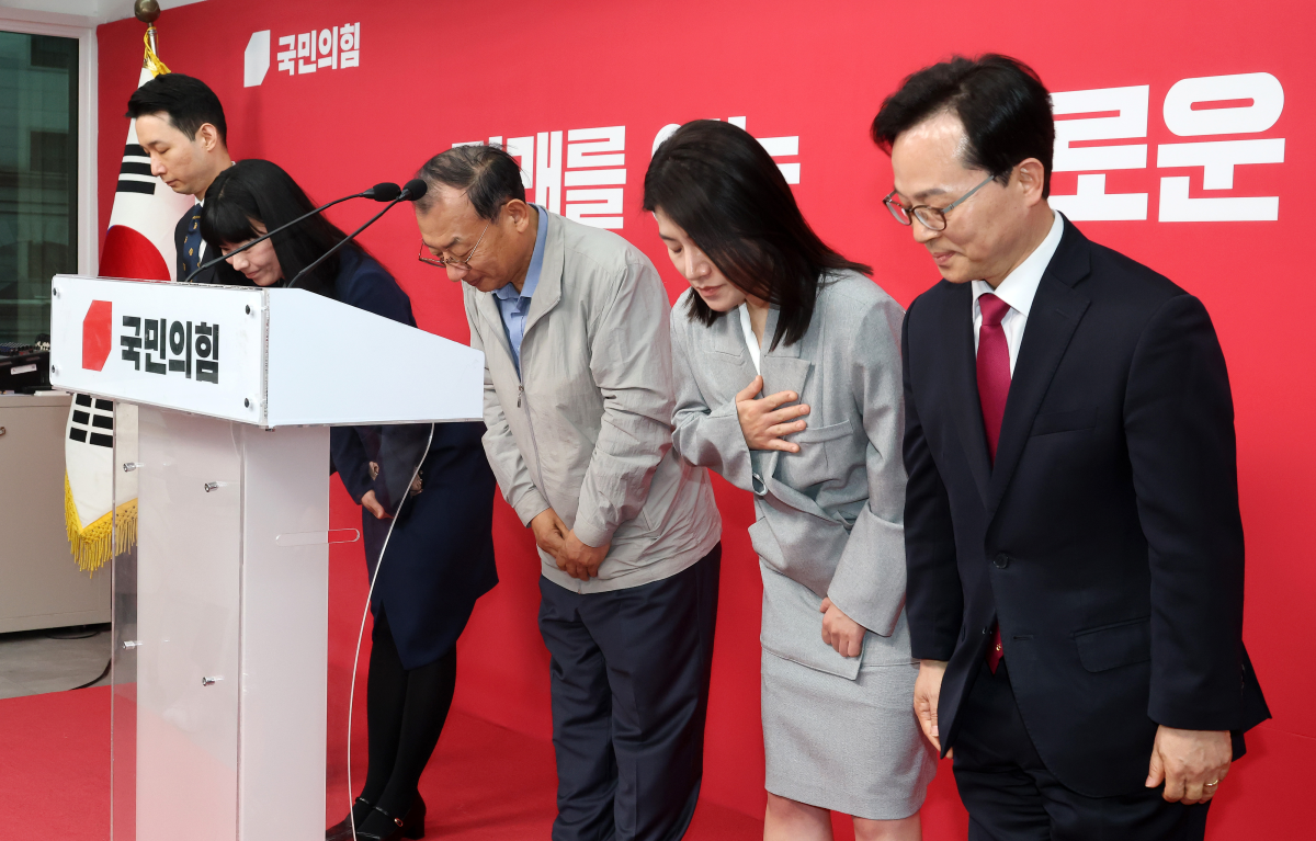 국민의힘 이정현 공천관리위원장이 31일 서울 영등포구 여의도 중앙당사에서 사퇴 의사를 밝힌 뒤 인사하고 있다. 연합뉴스