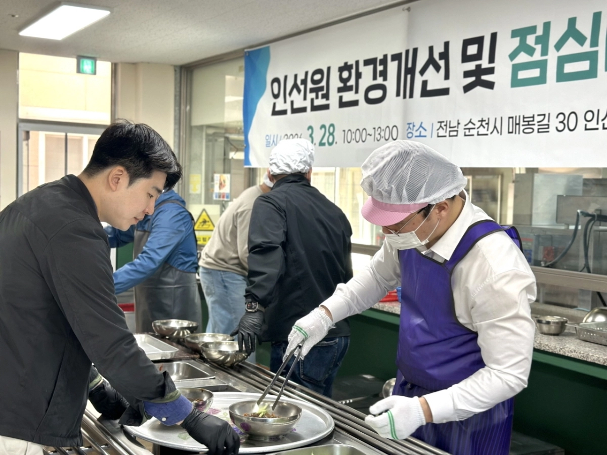 순천리하우스청년단이 왕조1동에 위치한 정신요양시설 인선원을 찾아 환경개선과 짜장면 나눔 봉사 활동을 펼쳤다.