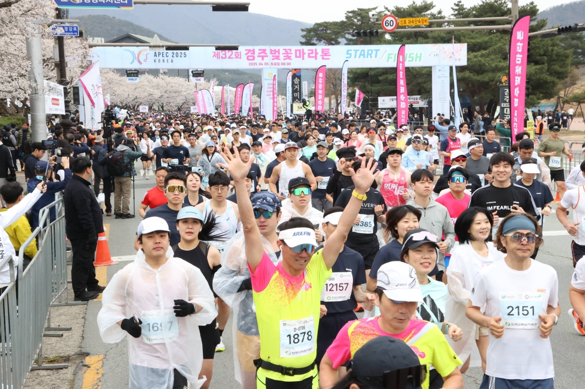 지난해 경북 경주시 보문관광단지 일원에서 열린 경주벚꽃마라톤대회. 경주시 제공