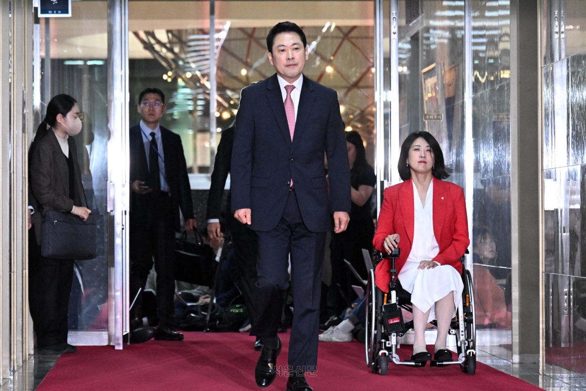 장동혁 국민의힘 대표가 31일 국회에서 개헌 관련 우원식 국회의장과의 비공개 면담을 위해 국회의장실로 들어서고 있다. 홍윤기 기자