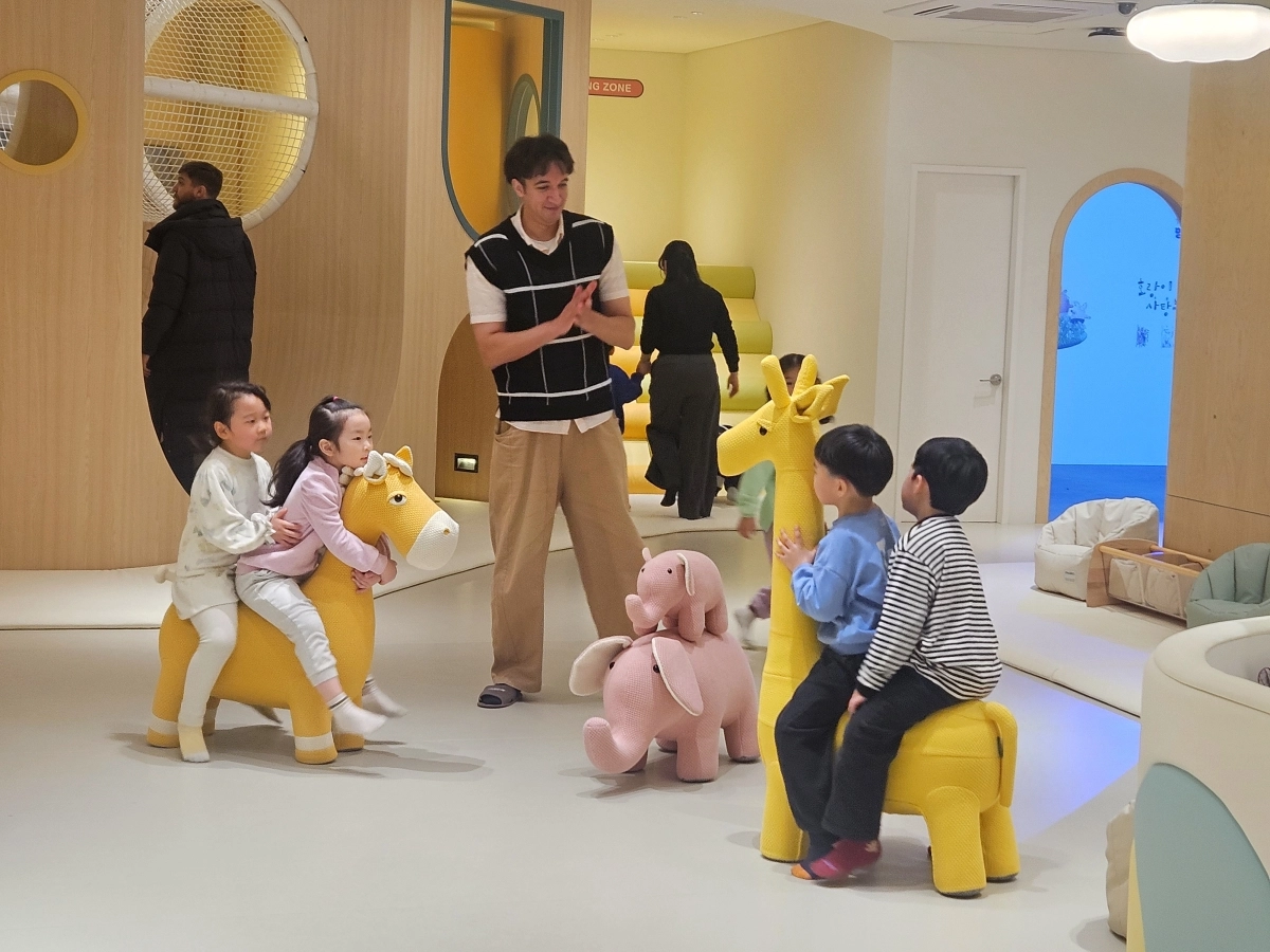 원어민 교사와 아이들이 지난 3월 25일 서울 영등포구 브라이튼 도서관에서 함께 시간을 보내고 있다. 영등포구 제공