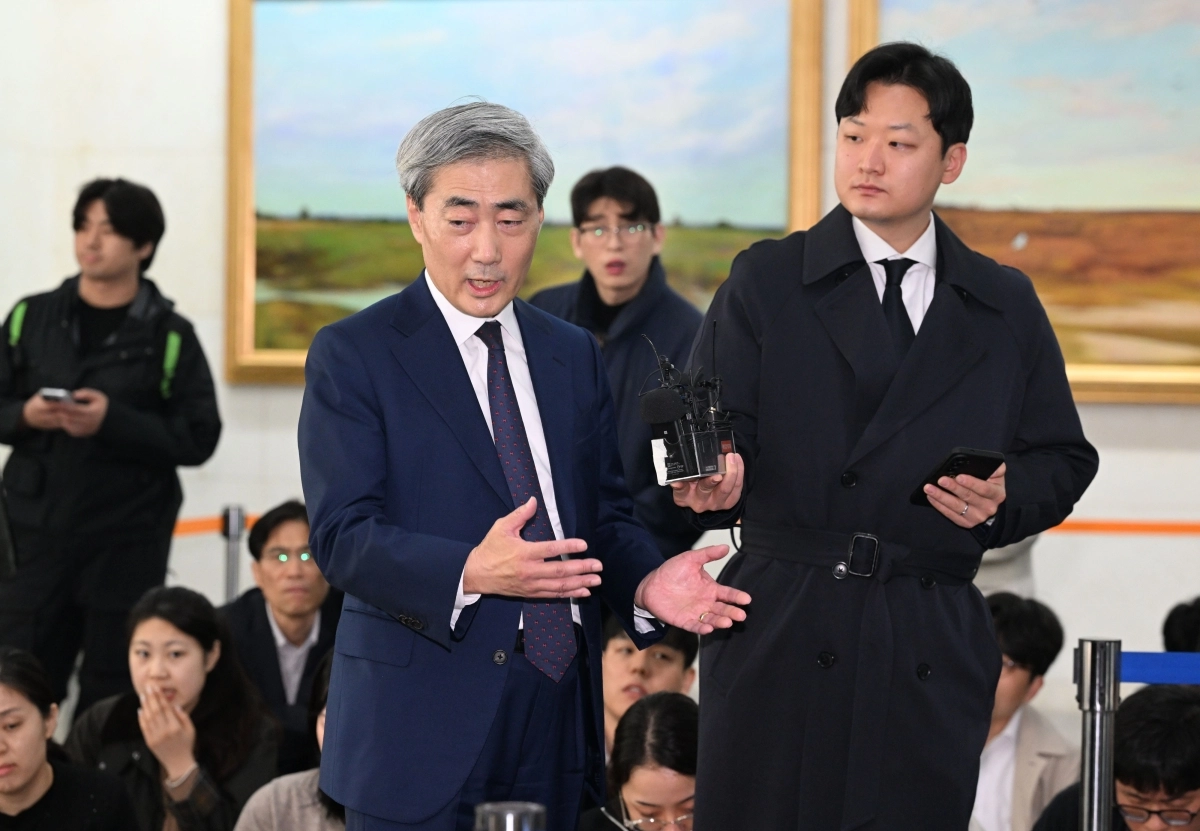 신현송 한국은행 총재 후보자가 31일 오전 서울 중구 한화금융플라자로 출근해 기자들의 질의에 답하고 있다. 2026.3.31 도준석 전문기자