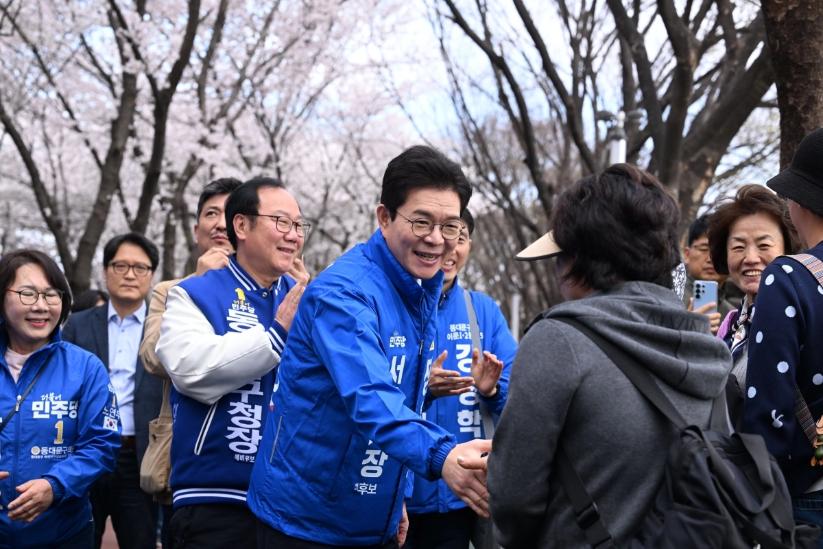 정원오 민주당 서울시장 예비후보가 31일 오전 서울 동대문구 장안동 벚꽃길 일대에서 시민들과 인사하고 있다. 2026.3.31 도준석 전문기자