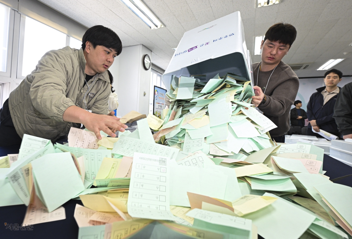 서울 관내 구선거관리위원회 직원들이 31일 서울 종로구 서울시선거관리위원회에서 열린 제9회 전국동시지방선거 모의 개표 실습에서 투표용지를 분류하기 위해 투표함을 열고 있다. 2026.3.31 이지훈 기자