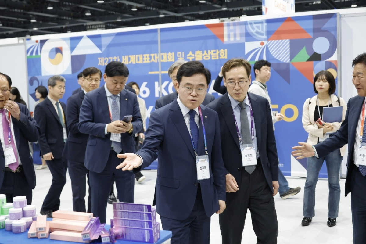 진교훈(앞줄 왼쪽) 서울 강서구청장이 31일 오전 서울 강서구 마곡동 코엑스 마곡에서 열린 ‘한국 비즈니스 엑스포 강서’의 전시·수출상담회에서 관계자의 설명을 듣고 있다.  강서구 제공