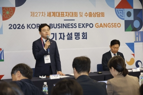 진교훈(왼쪽) 서울 강서구청장이 31일 오전 서울 강서구 마곡동 코엑스 마곡에서 열린 ‘한국 비즈니스 엑스포 강서’ 기자셜명회에서 인사말을 하고 있다. 오른쪽은 박종범 세계한인경제무역협회 회장 강서구 제공
