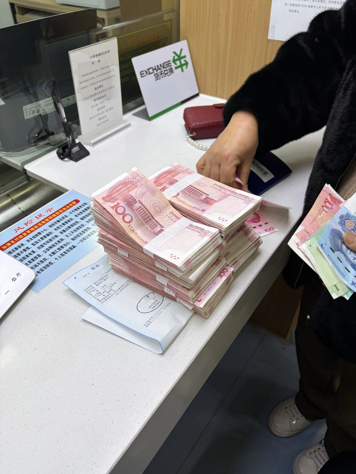 전화금융사기 박모씨는 강원경찰청의 도움을 받아 17일 중국 공안으로부터 전화금융사기 피해금을 돌려받았다. 강원경찰청 제공