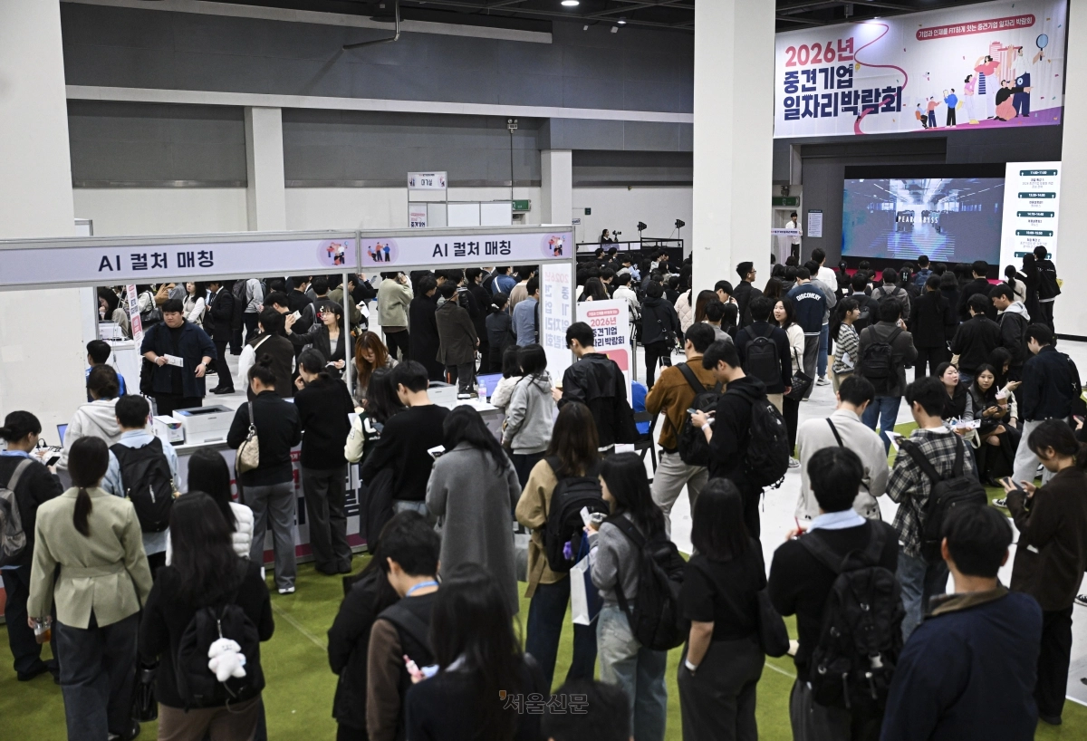 구직자들이 31일 서울 서초구 양재aT센터에서 열린 ‘2026년 중견기업 일자리 박람회’에서 AI 컬처 매칭을 위해 대기하고 있다. 2026.3.31 이지훈 기자