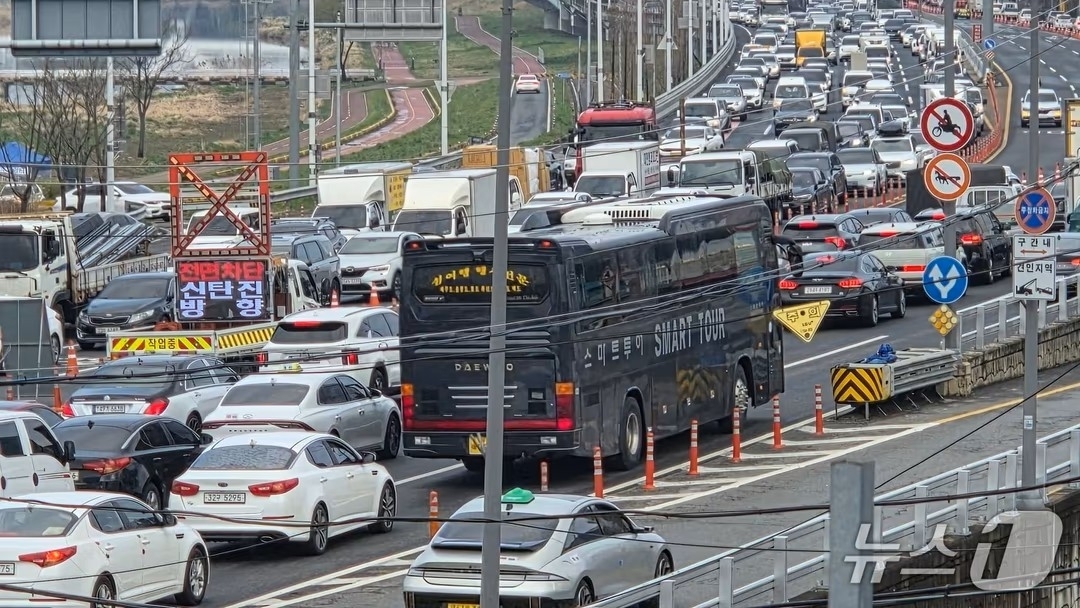 31일 대전 천변고속화도로 옹벽 보수공사로 대전에서 진입이 통제되면서 주요 도로마다 극심한 정체가 빚어졌다. 대전 뉴스1