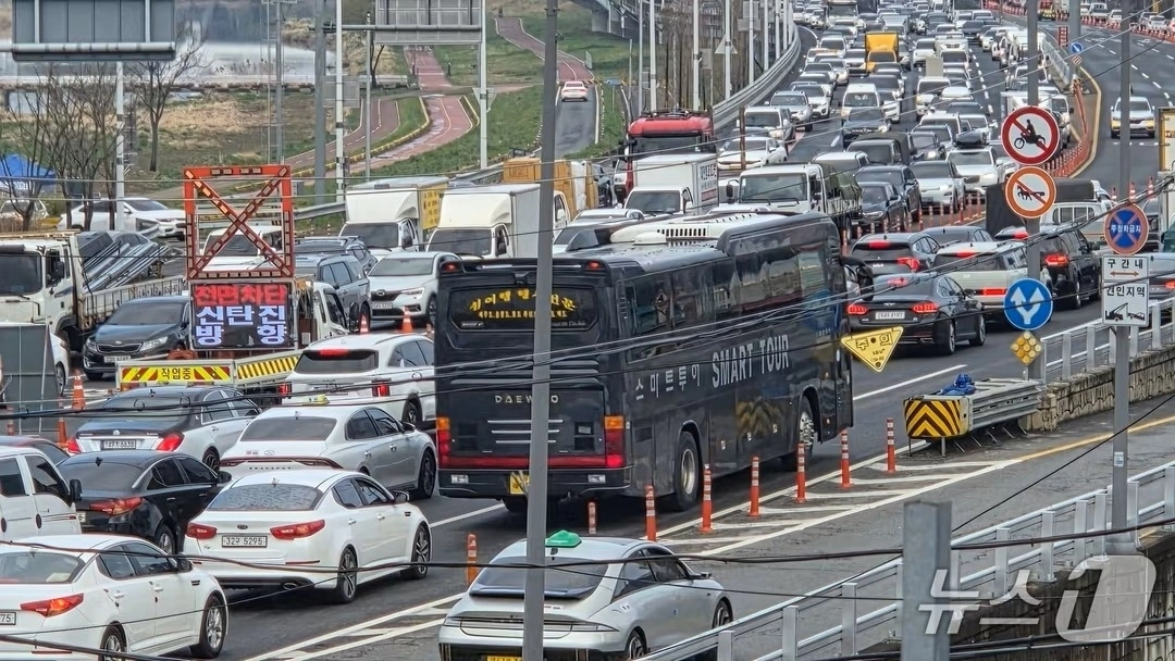 31일 대전 천변고속화도로 옹벽 보수공사로 대전에서 진입이 통제되면서 주요 도로마다 극심한 정체가 빚어졌다. 대전 뉴스1