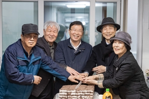 김경호 서울 광진구청장이 구의새마을경로당에서 어르신과 기념 사진을 찍고 있다.  광진구 제공