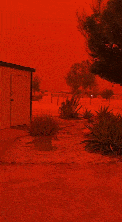 지난 27일 호주 서부 샤크베이 지역에 열대성 사이클론 ‘나렐’이 접근하면서 하늘이 붉게 변하는 현상이 나타났다. 샤크베이 캐러밴 파크 페이스북 캡처